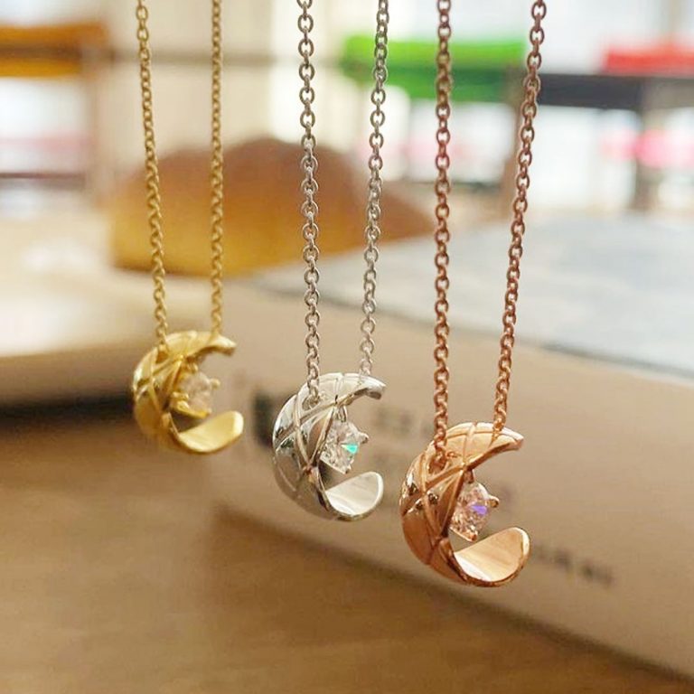 Colliers avec chacun une couleur d'or différente