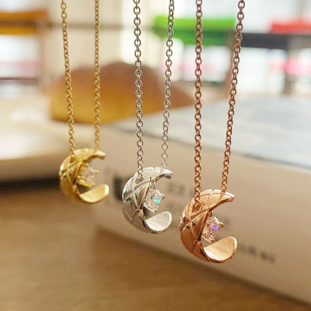 Colliers avec chacun une couleur d'or différente