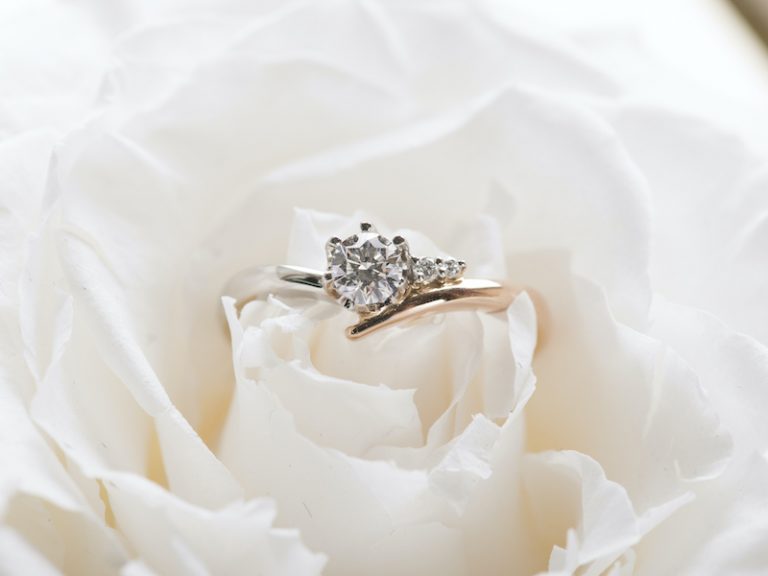 Un bague déposée sur une fleur