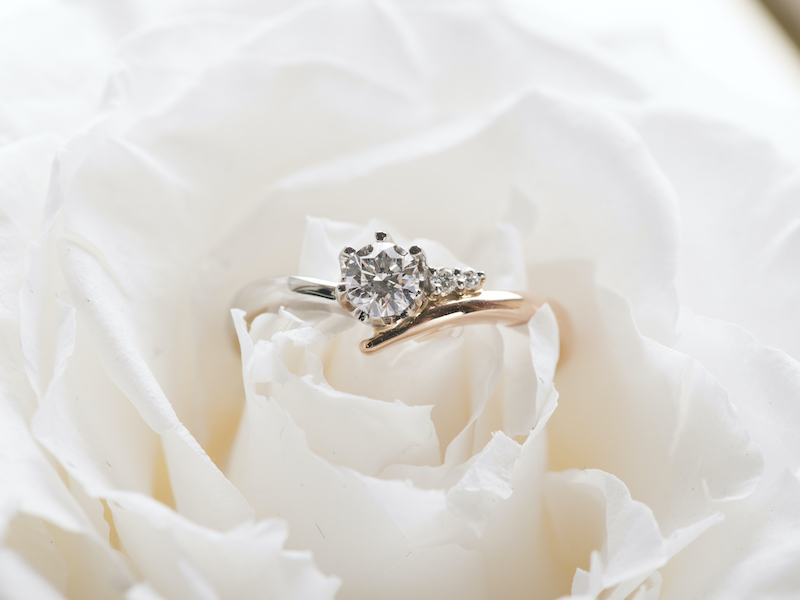 Un bague déposée sur une fleur