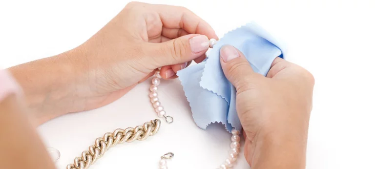 Personne nettoyant des bijoux