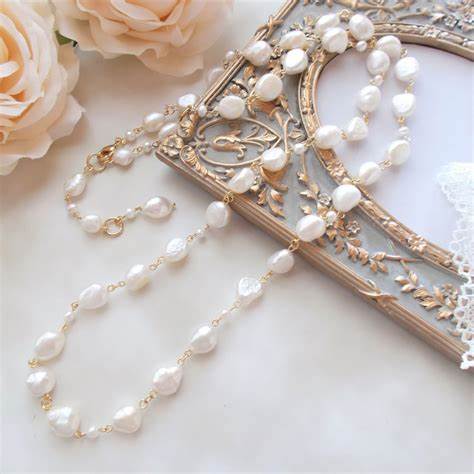 Collier en perle sur un cadre