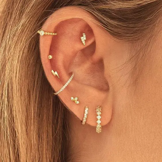 Une oreille rempli de bijoux