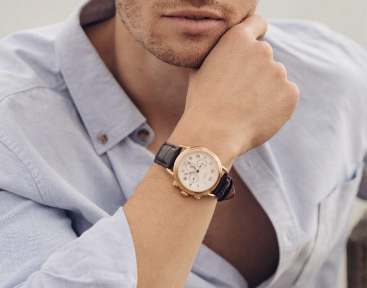 Un homme portant une montre